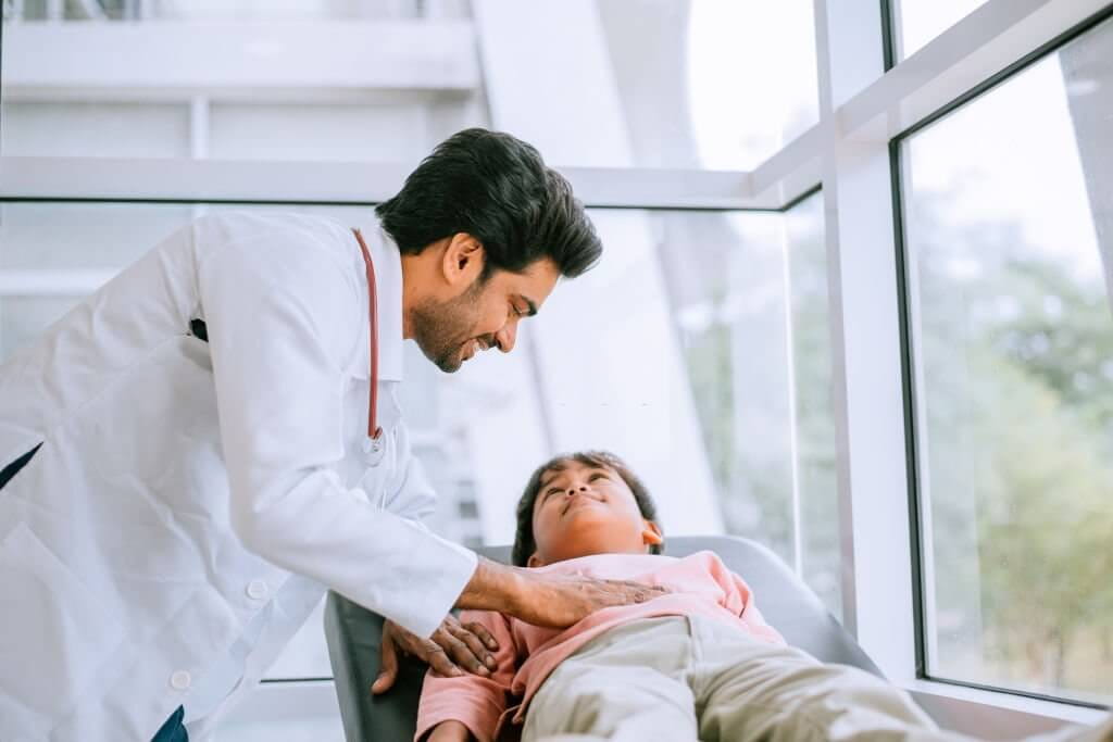 The doctor examines the patient on the table