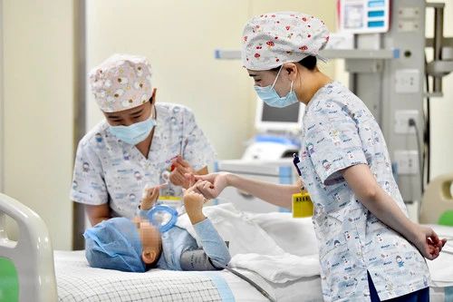 山东省枣庄市某儿童ICU病房，医护人员为完成靶向治疗药物诺西那生钠的4岁脊髓性肌萎缩症患儿加油鼓劲.jpg
